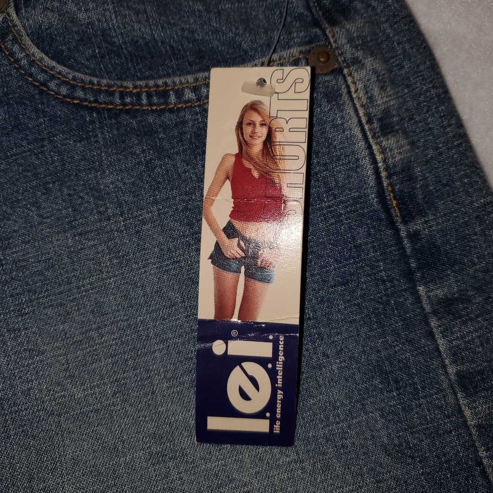 L.E.I. shorts, NWT, size 11 - Picture 4 of 6
